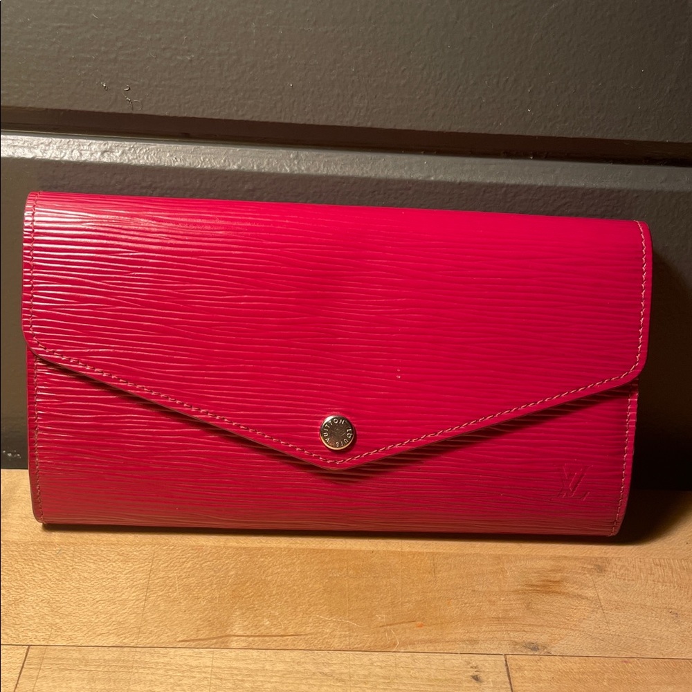 Louis Vuitton Fucshia Sarah Epi Wallet! - Picture 2 of 6